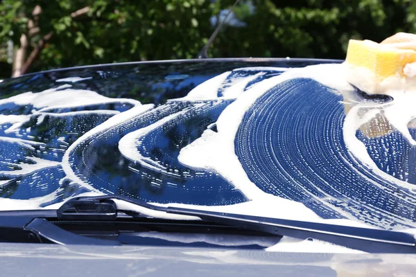 Janela do carro de lavagem das mãos — Fotografia de Stock