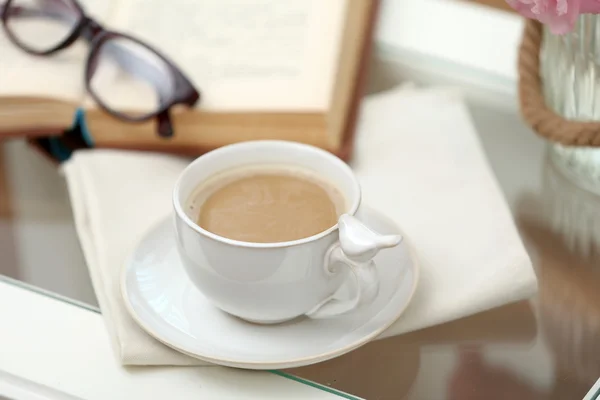 Чашка кофе на столе крупным планом — стоковое фото