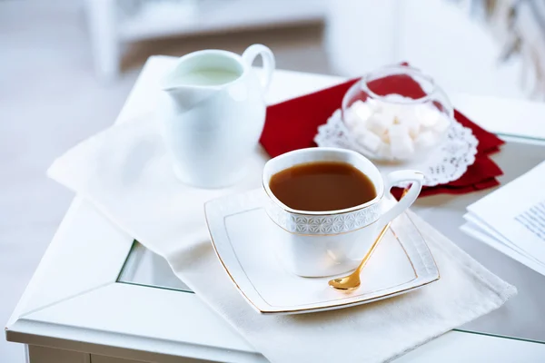 Tasse de thé sur la table dans le salon — Photo