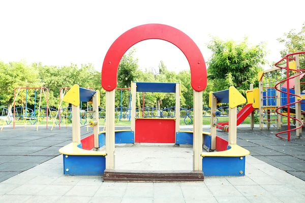 Красочная детская площадка в парке — стоковое фото