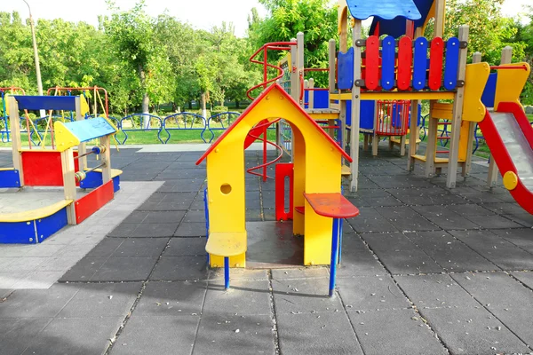 Kleurrijke kinderspeelplaats in park — Stockfoto