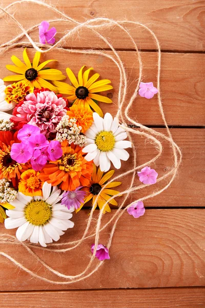 Flores frescas de colores en la mesa de madera, primer plano —  Fotos de Stock