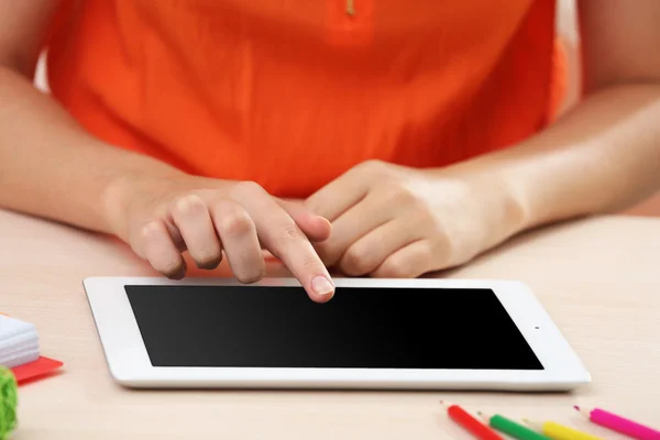 Mulher usando tablet digital no local de trabalho de perto — Fotografia de Stock