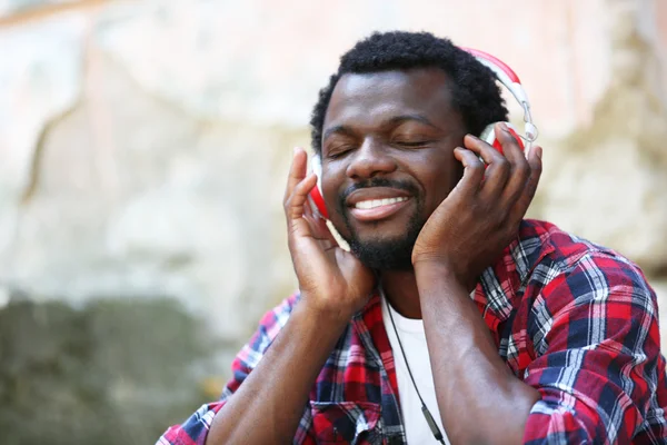 African American man with headphones outdoors — Stock Photo, Image