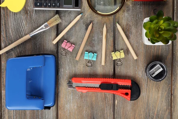 Objetos de papelería brillantes en la mesa de madera de cerca — Foto de Stock