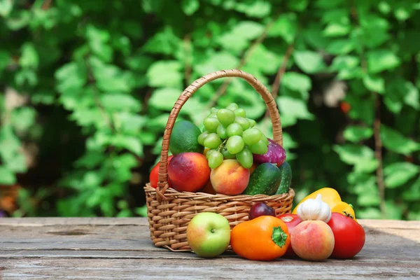 Montón de frutas y verduras frescas en cesta en la mesa al aire libre —  Fotos de Stock