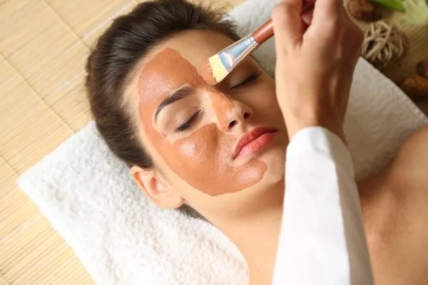 Retrato de mujer joven mientras que el procedimiento cosmético facial en el salón de spa —  Fotos de Stock