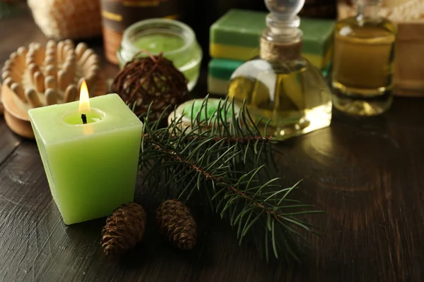 Olio essenziale di pino, sapone artigianale e crema con estratto di pino e trattamenti termali su fondo di legno — Foto Stock