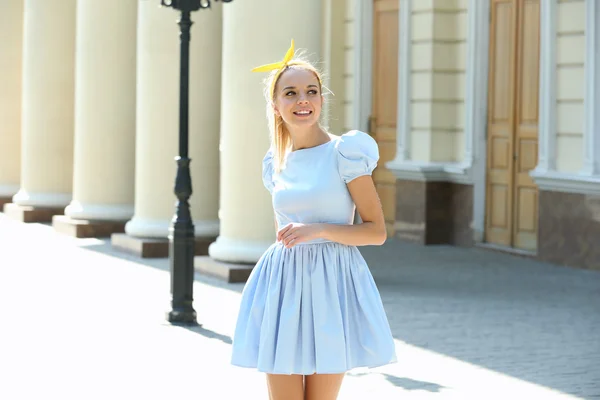 Menina bonita posando na rua da cidade — Fotografia de Stock