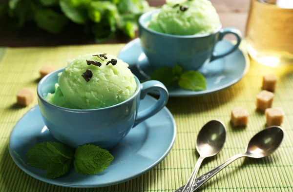 Crème glacée maison au thé vert sur fond bois foncé — Photo