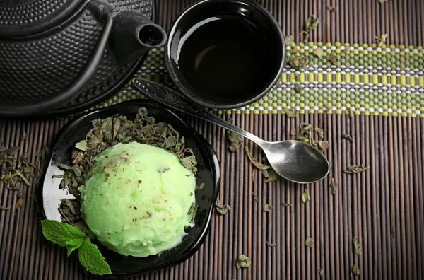 Glace maison au thé vert sur tapis de bambou, sur fond de bois — Photo