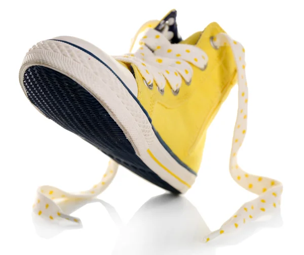Желтая обувь изолирована от белой — стоковое фото