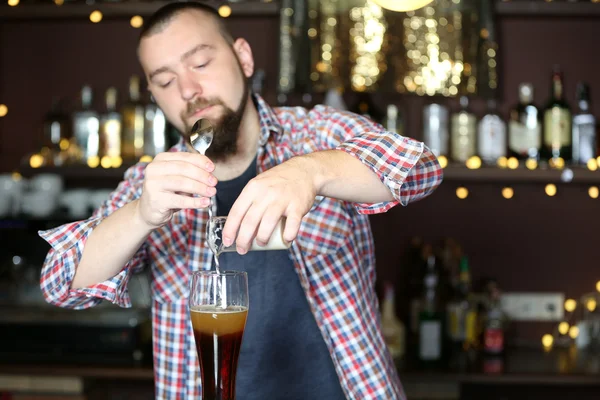 Barman está derramando cerveja em vidro — Fotografia de Stock