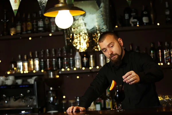Barmen kokteyl yapmak — Stok fotoğraf