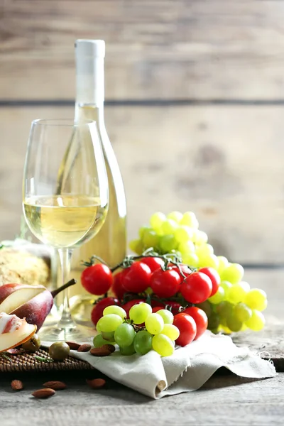 Natureza morta com vários tipos de comida italiana e vinho — Fotografia de Stock