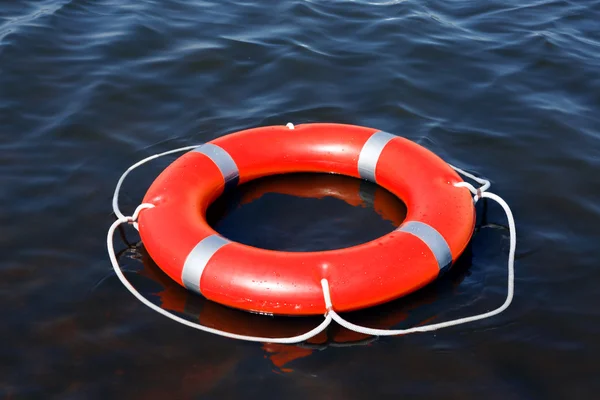 A life buoy on the water — Stock Photo, Image