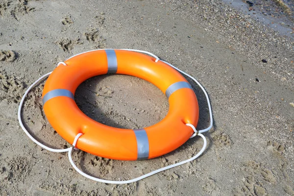 Una boa di salvataggio sulla spiaggia — Foto Stock