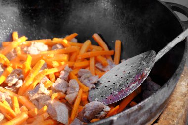 Tavada dilimlenmiş havuç ve et, yakın çekim