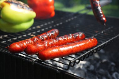 Sosis ve sebze ızgara portre üzerinde