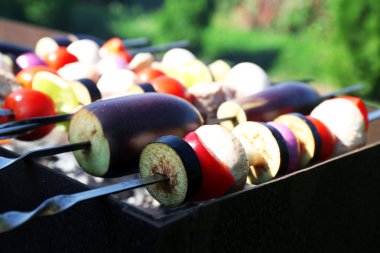Barbekü mangal closeup ortasında