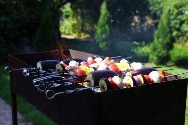 Barbekü mangal closeup ortasında