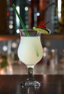 Alkol kokteyli kiraz ve limon bar counter, yakın çekim