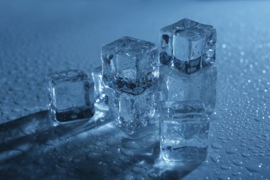 Mavi ışık altında eriyen buz küpleri yakın çekim