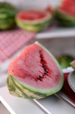 Tabak portre üzerinde karpuz dilimli