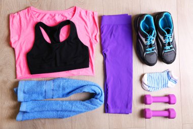 Ahşap arka plan üzerinde kadın Spor donatımı