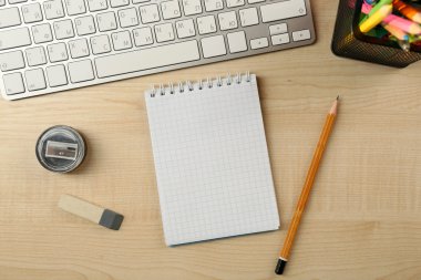 Beyaz klavye ve masanın üstünde defter