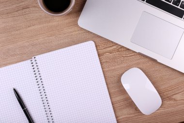 Üstten Görünüm rahat bir yer ahşap arka plan üzerinde çalışma