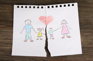 Ayrı bir ailenin ahşap arka plan üzerinde çizim yırtılmış