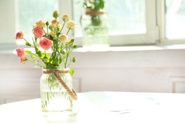 Pencere arka plan üzerinde vazoda güzel bahar çiçekleri