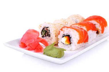 Lezzetli rulo, zencefil ve üzerinde beyaz izole wasabi