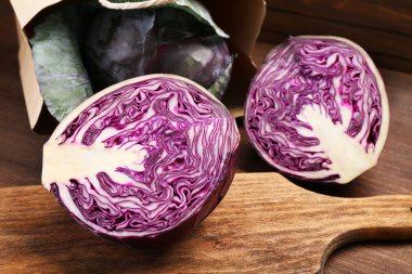 ahşap masa üstünde kırmızı lahana