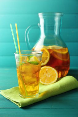 Renk ahşap arka plan üzerinde limonlu buzlu çay