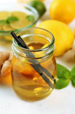 Hafif ahşap zemin üzerine limonlu buzlu çay