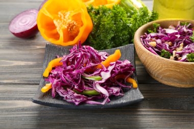 Kırmızı lahana salatası tabak portre görev yaptı.