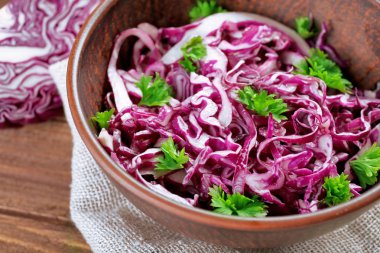 Kırmızı lahana salatası tabak portre görev yaptı.