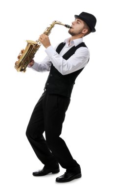 Mutlu saksofoncu sax beyaz arka plan üzerinde şık elbiseli müzik çalış