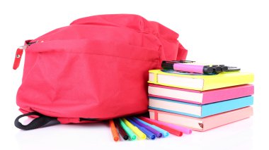 Okul donanımları üzerinde beyaz izole kırmızı çanta