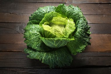 Savoy lahana ahşap zemin üzerinde