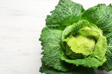 Savoy lahana hafif ahşap arka plan üzerinde kapat