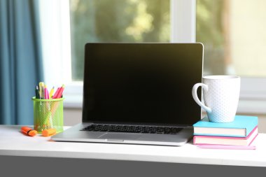 Masaüstü penceresi arka plan üstünde defter ile