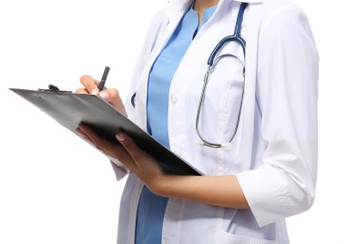 Tıp doktoru bir klasörde yazma gülümseyen, beyaz, yakın çekim izole