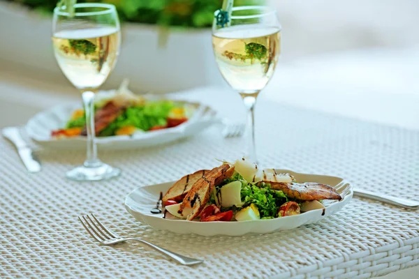 Νόστιμη σαλάτα στο λευκό τραπέζι ΣΕΡΒΙΡΙΣΜΑΤΟΣ — Φωτογραφία Αρχείου