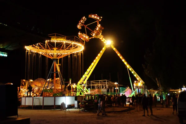 Amusement park rozrywki w nocy — Zdjęcie stockowe