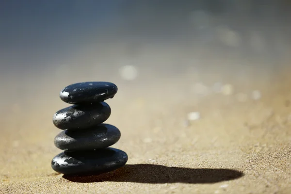 Staplade stenar på stranden — Stockfoto