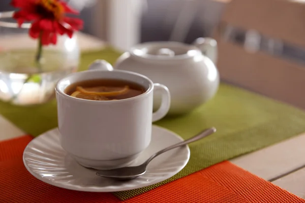 Taza de té con limón sobre la mesa, primer plano —  Fotos de Stock