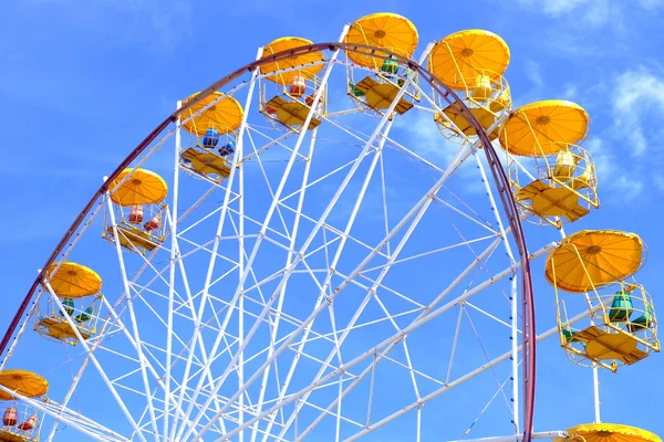 Ferris Wheel on blue sky background — Stock Photo, Image